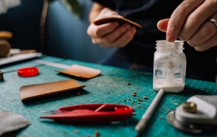 Jak lepit dřevo s různými materiály – kov, beton, plasty a další