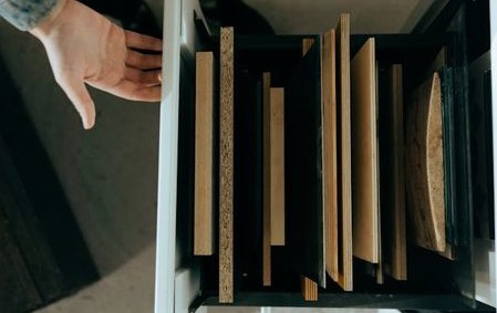 Jaké lepidlo použít na MDF desky, dřevotřísku a dýhu