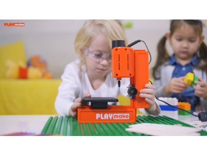 Dítě používá PLAYmake 4in1 v režimu stolní vrtačky při tvoření