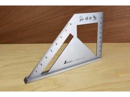 Celkový pohled na japonský pokosový úhelník Shinwa z nerezové oceli s pevnou základnou a vyraženými japonskými znaky.