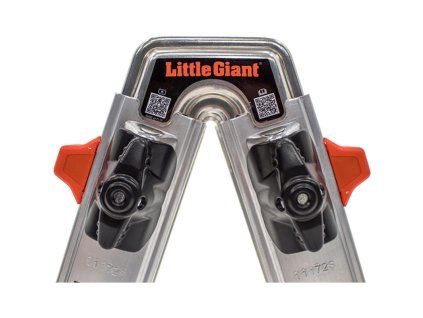 Kozlíkový držák Little Giant nasazený na víceúčelovém žebříku