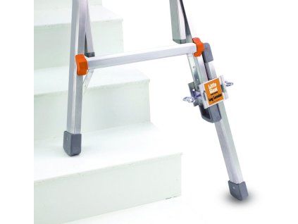 Little Giant Leg Leveler na víceúčelovém žebříku při vyrovnání výškového rozdílu