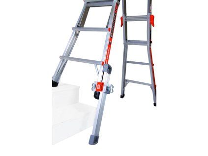 Little Giant Leg Leveler namontovaný na žebříku Revolution při práci na schodech