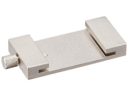 Detail nerezového dorazu Shinwa 150 (nasunutého na pravítku) s japonským nápisem a aretačním šroubem na rýsování a měření.