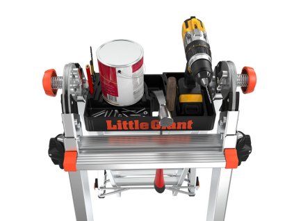 Little Giant Tool Tray naplněný nářadím a spojovacím materiálem