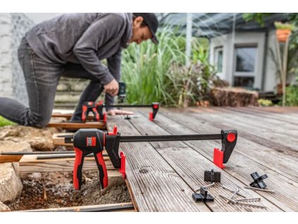 Pokládka terasy: svěrka BESSEY s příslušenstvím EZ-TD přitahuje a vyrovnává prkna, distanční podložky drží mezeru