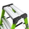 Detail horní pracovní plošiny schůdků Little Giant Sure Step s protiskluzovou úpravou