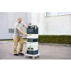 Multinabíječka Festool SYS-MC 6/4 integrovaná do systému Systainer při transportu na stavbě.