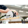 Aku ponorná pila Festool TSC 55 KSEB při řezání dřevěné desky s vodicí lištou