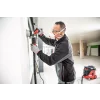 Sanační bruska FLEX RE 16-5 115 při odstraňování staré omítky ze stěny