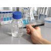 Pica Classic 534 permanentní popisovač při značení laboratorní lahvičky s chemikálií)