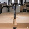 drážkovací žiletková fréza při práci – CNC frézování drážky do deskového materiálu
