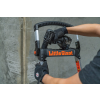 Řemeslník odkládá aku vrtačku do organizéru hliníkových schůdků Little Giant