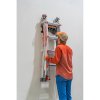 Sundávání žebříku Little Giant z nástěnného držáku Ladder Rack