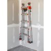 Žebřík Little Giant zavěšený na nástěnném držáku Ladder Rack