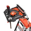 Little Giant AirDeck s nářadím na odkládací ploše při práci na žebříku