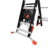 Little Giant AirDeck uložený mezi bočnicemi žebříku ve sklopené poloze