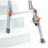 Little Giant Leg Leveler na víceúčelovém žebříku při vyrovnání výškového rozdílu