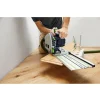 Detail řezání dřevěné desky pilou Festool TS 60 vedenou po vodicí liště