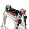 Little Giant Tool Tray připevněný mezi bočnicemi víceúčelového žebříku
