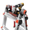Little Giant Tool Tray s vrtačkou, kladivem a plechovkou na žebříku